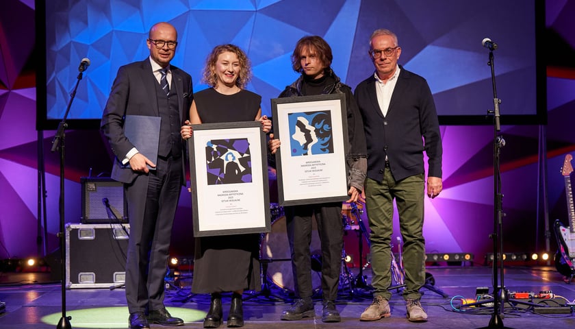 <p>Wiceprezydent Wrocławia Jakub Mazur, Joanna Kobyłt i Paweł Baśnik, laureaci w dziedzinie Sztuki wizualne, Jerzy Pietraszek, dyrektor Wydziału Kultury UM</p>