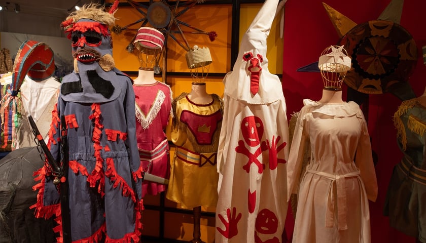 <p>Eksponaty na wystawie&nbsp;&bdquo;Zaklinacze czasu. Kolędniczy teatr obrzędowy&rdquo; w Muzeum Etnograficznym&nbsp;</p>