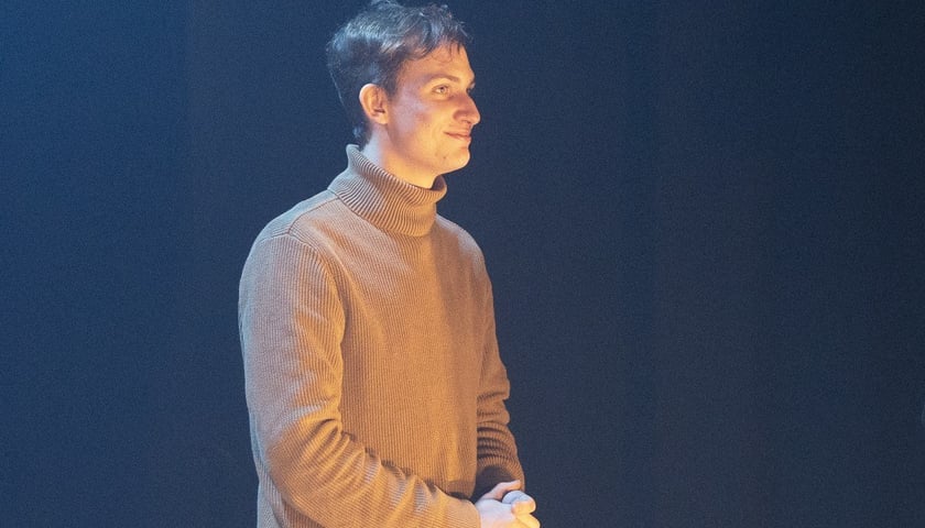 <p>Spektakl &bdquo;Gotyk polski&rdquo; &ndash; pierwsza premiera Teatru Dialogu w Dawnej Pralni &ndash; na scenie Michał Jagodziński, dyrektor teatru</p>