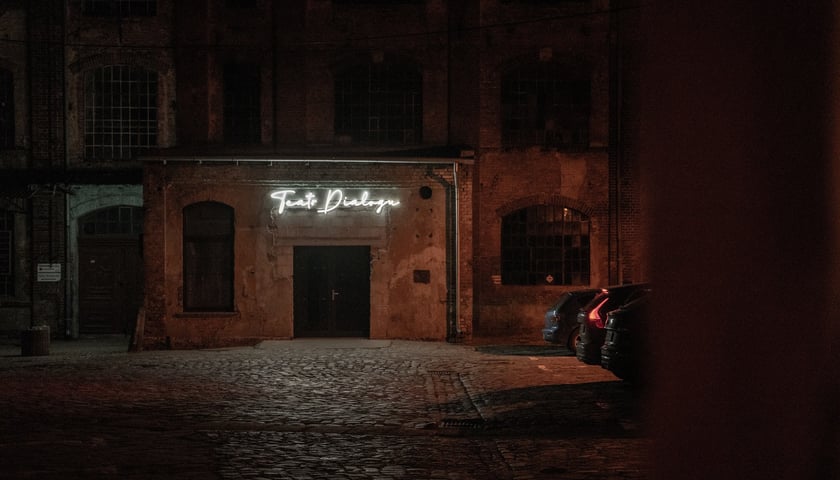 <p>Wejście do Teatru Dialogu w kompleksie Dawnej Pralni</p>