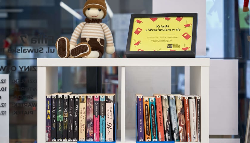 W bibliotece przy ul. Suwalskiej można znaleźć specjalny regał z książkami, w których pojawia się Wrocław