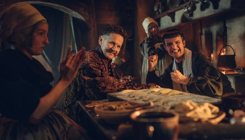 <p>Kadr z serialu "1670". Jan Pawł ćwiczy hasło "Ja panu nie przerywałem" przed zjazdem szlachty na sejmiku</p>