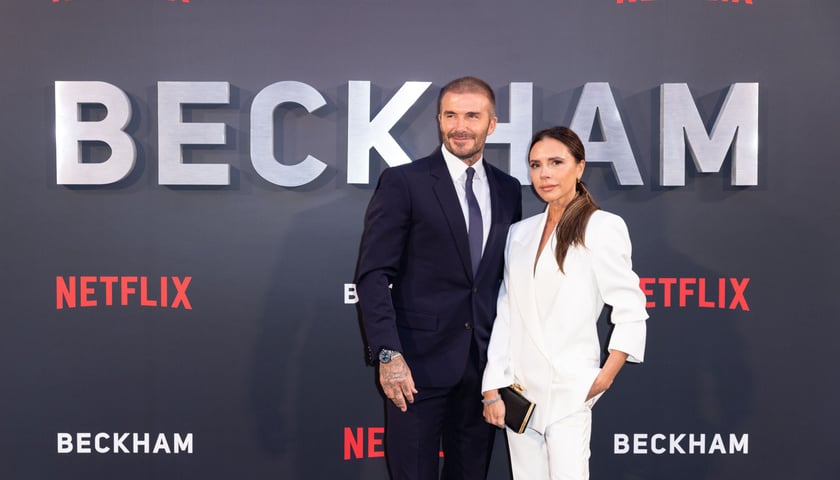 Powiększ obraz: <p>David Beckham i jego żona Victoria na premierze dokumentu Netflixa "Beckham" w Wielkiej Brytanii</p>