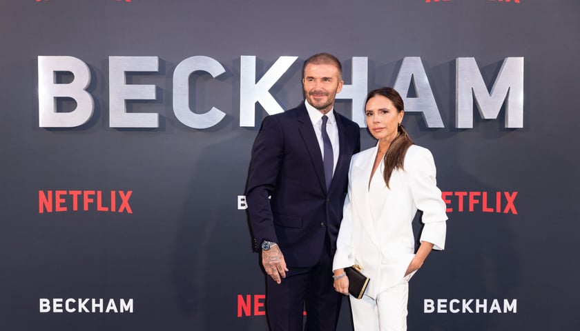 <p>David Beckham i jego żona Victoria na premierze dokumentu Netflixa "Beckham" w Wielkiej Brytanii</p>