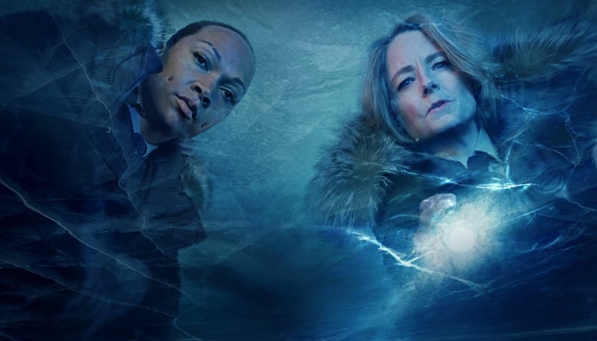 na zdjęciu dwie kobiety pochylające się na taflą lodu, promocyjne zdjęcie do 4 sezonu serialu „Detektyw”