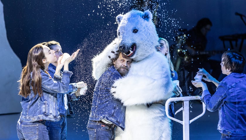 Aktorzy na scenie Wrocławskiego Teatru Współczesnego. Zdjęcie z prapremiery sztuki "Dramat rodzaju męskiego"