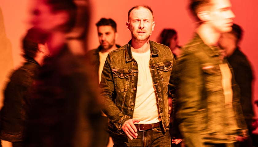 Aktorzy na scenie Wrocławskiego Teatru Współczesnego. Zdjęcie z prapremiery sztuki "Dramat rodzaju męskiego"
