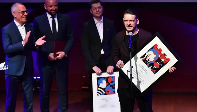 <p>Łukasz Twarkowski z Wrocławską Nagrodą Artystyczną 2022</p>