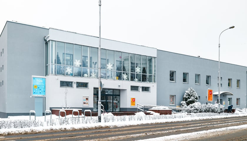 <p>Obecny widok CK Wrocław Zach&oacute;d, już bez napisu, wkr&oacute;tce pojawi się neon z nazwą Nowy Pafawag</p>