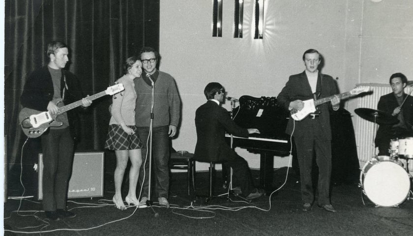 Powiększ obraz: <p>Zesp&oacute;ł muzyczny na scenie sali widowiskowej DK Pafawag, lata 60.&nbsp;</p>