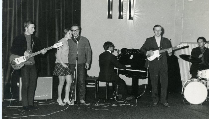 <p>Zesp&oacute;ł muzyczny na scenie sali widowiskowej DK Pafawag, lata 60.&nbsp;</p>