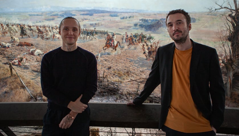 Powiększ obraz: <p>Bartosz Bielenia i Paweł Maślona oglądają Panoramę Racławicką</p>