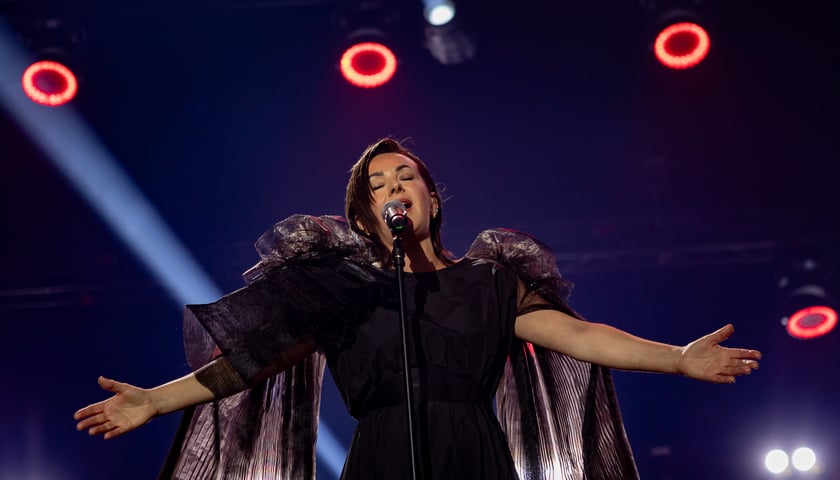Kasia Kowalska podczas koncertu The Legend of Rock Symphonic II w Hali Stulecia