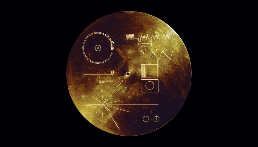 Powiększ obraz: Jedna z oryginalnych złotych płyt wysłanych z sondą w kosmos