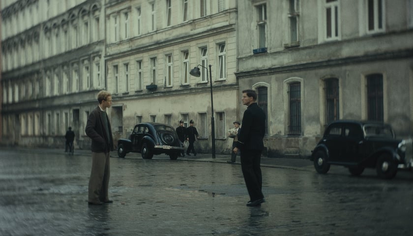 Powiększ obraz: <p>Wil i Lode przed komisariatem (zdjęcia kręcone u zbiegu ulic Jagiellończyka i Niemcewicza)</p>