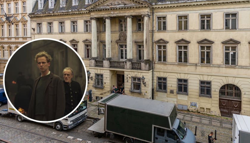 Zdjęcie samochodów ekipy filmowej pod pałacem Wallenberg-Pachalych, w kołku bohater filmu „Wil” grany przez Stefa Aertsa
