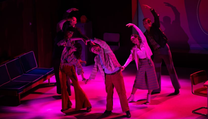 Na zdjęciu scena ze spektaklu „Złote płyty” – tańczący ludzie 
