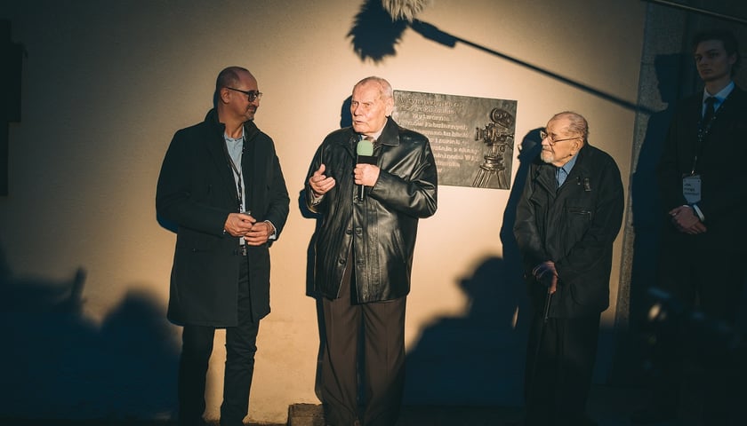 <p>Odsłonięcie tablicy Wytw&oacute;rni Film&oacute;w Fabularnych &ndash; stoją od lewej Robert Banasiak, Henryk Tas, Tadeusz Kondziela</p>
