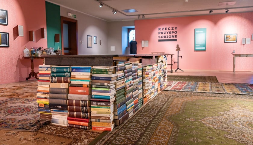 <p>Wystawa &bdquo;Rzeczy przysposobione&rdquo; w Muzeum Etnograficznym do 25 sierpnia &ndash; na pierwszym planie st&oacute;ł-instalacja artystyczna Łukasza Skąpskiego&nbsp;</p>