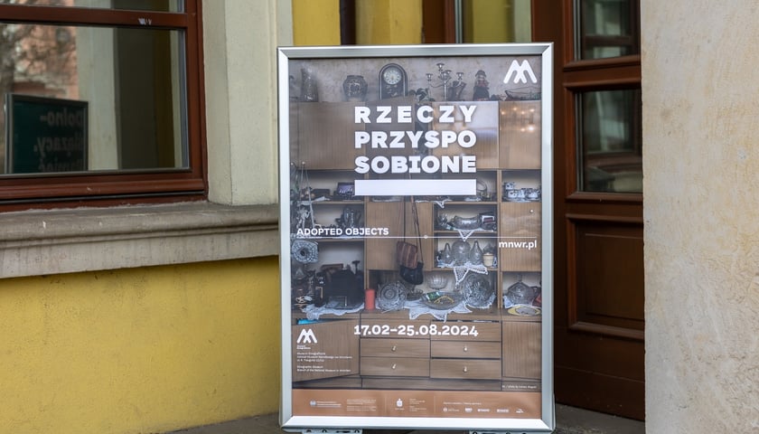<p>Plakat wystawy &bdquo;Rzeczy przysposobione&rdquo; w Muzeum Etnograficznym &ndash; na plakacie wykorzystano zdjęcie Łukasza Skąpskiego</p>