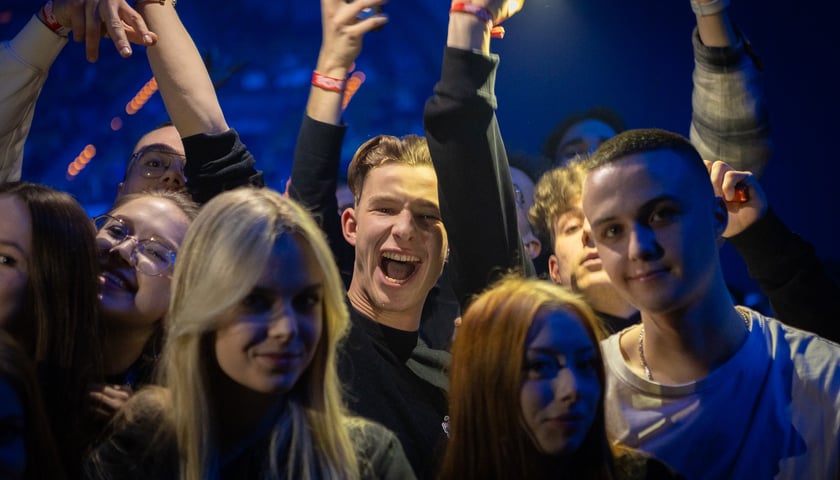 Publiczność podczas koncertu zespołu PRO8L3M w Hali Stulecia