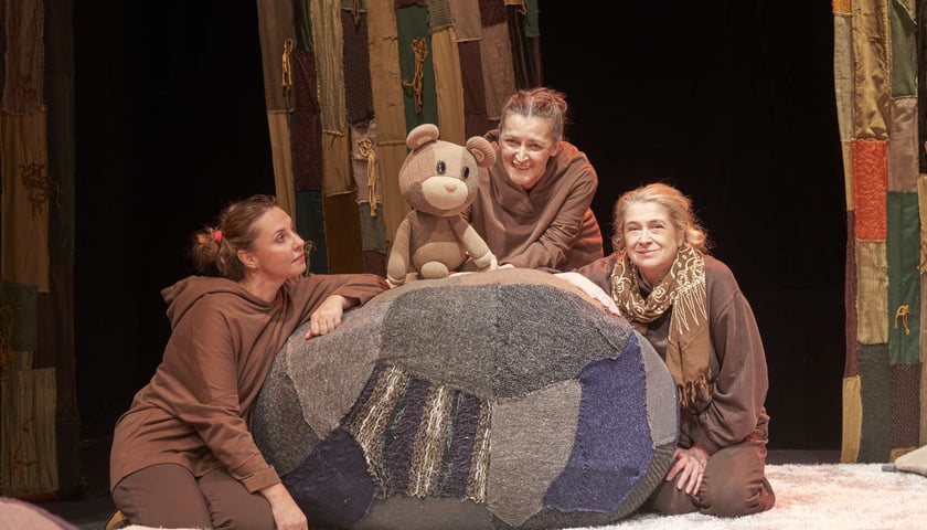 Na zdjęciu trzy aktorki Wrocławskiego Teatru Lalek z lalką Misiaczkiem w spektaklu „Misiaczek”