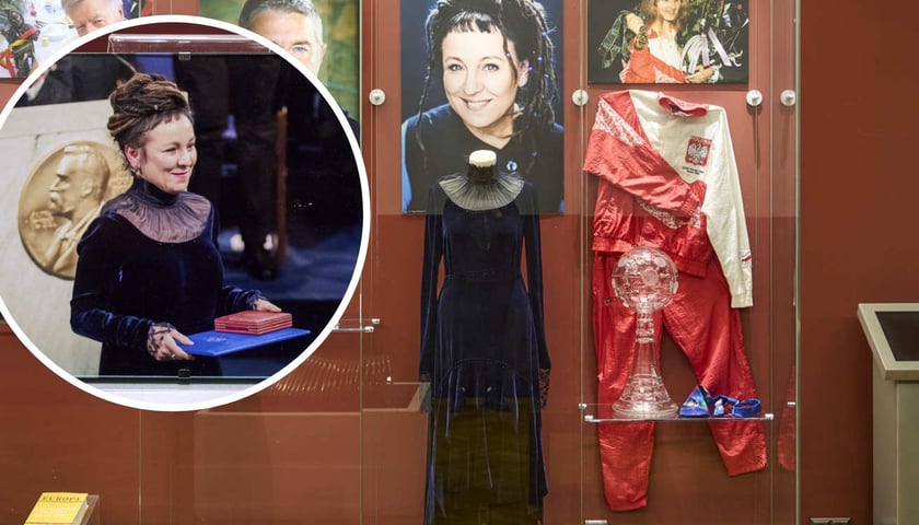 Kolaż dwóch zdjęć – na większym suknia noblowska Olgi Tokarczuk w gablocie w Pałacu Królewskim, na mniejszym – Olga Tokarczuk odbiera Nagrodę Nobla za 2018 rok