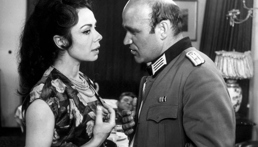 <p>Lidia Korsak&oacute;wna i Zdzisław Kuźniar w odcinku &bdquo;Hasło&rdquo;&nbsp;</p>