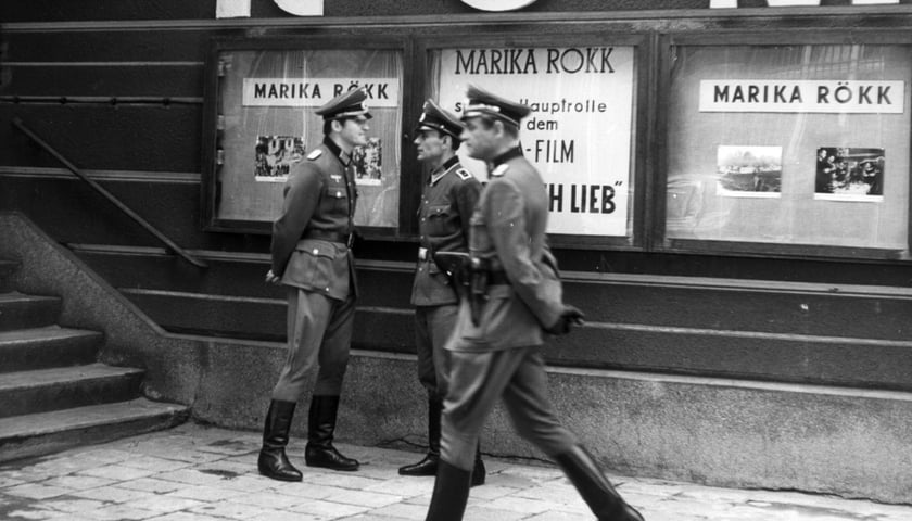 Stanisław Mikulski przed budynkiem Teatru Polskiego na planie odcinka „Zdrada” (fot. z archiwum Andrzeja Konica / Klub Miłośników Stawki)