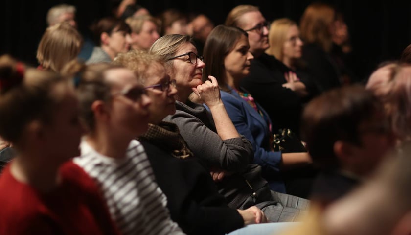 Powiększ obraz: <p>Spotkanie autorskie z Joanną Kuciel-Frydryszak zorganizowała Wrocławska Rada Kobiet oraz Stowarzyszenie Dolnośląski Kongres Kobiet</p>