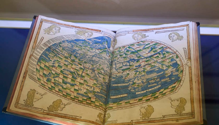 <p>Wystawa &bdquo;Historia nie/oczywista. 200 lat Muzeum Książąt Lubomirskich&rdquo; w Ossolineum &ndash; wydanie &bdquo;Cosmographii&rdquo; Ptolemeusza z 1482 roku&nbsp;</p>