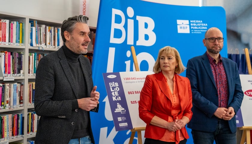 Wiceprezydent Wrocławia Bartłomiej Ciążyński, obok Anna Janus, dyrektor Miejskiej Biblioteki Publicznej