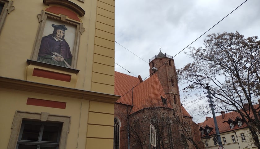 Portret Angelusa Silesiusa na murze, na drugim planie: kościół św. Macieja przy ul. Szewskiej
