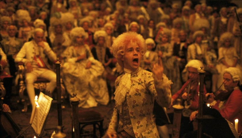 <p>Scena z filmu &bdquo;Amadeusz&rdquo;&nbsp;Milo&scaron;a Formana&nbsp;</p>