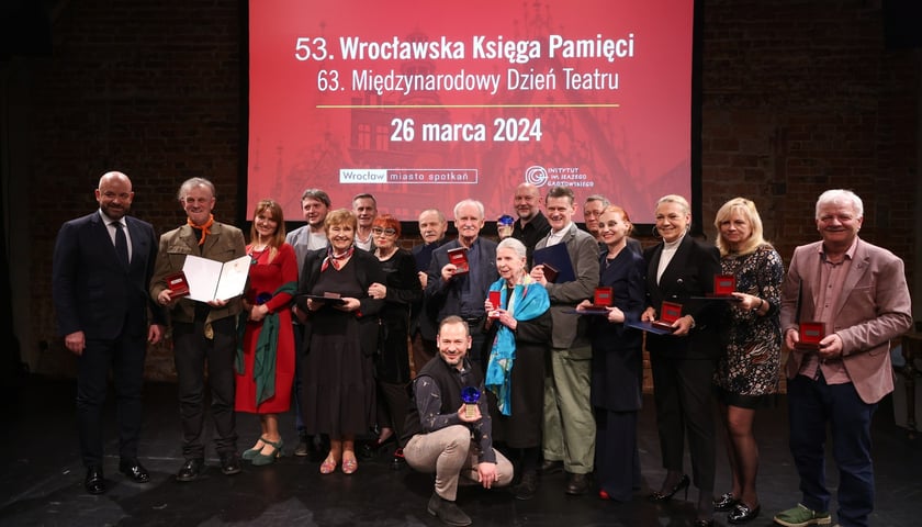 Na zdjęciu laureaci Wrocławskiej Księgi Pamięci z prezydentem Jackiem Sutrykiem