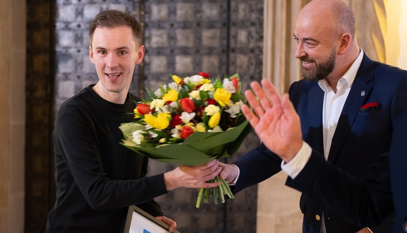 Powiększ obraz: Nagrodę dla Artura Borkowskiego odebrał Mariusz Turchan. Gala wręczenia Arlekinów 2024. Wrocław, 27.03.2024