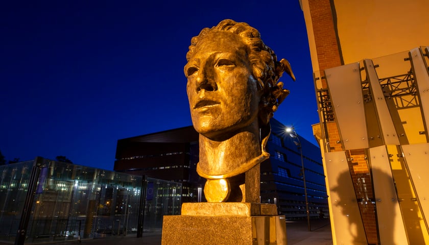 Powiększ obraz: Głowa Orfeusza przed Muzeum Teatru