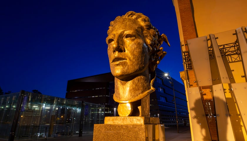 Głowa Orfeusza przed Muzeum Teatru