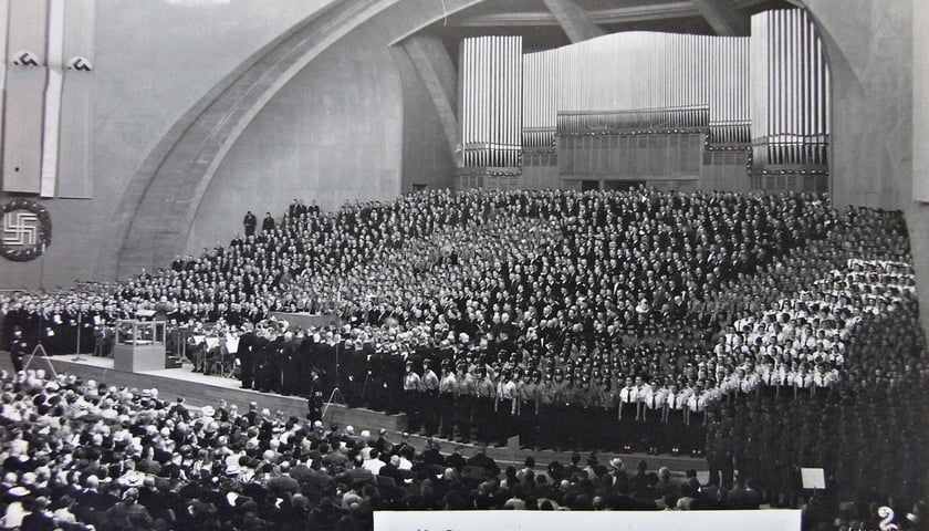 Powiększ obraz: <p>Olbrzymie organy Sauera w Hali Stulecia, widok z 1937 roku (XII Og&oacute;lnoniemiecki Zjazd Śpiewaczy)&nbsp;&nbsp;</p>