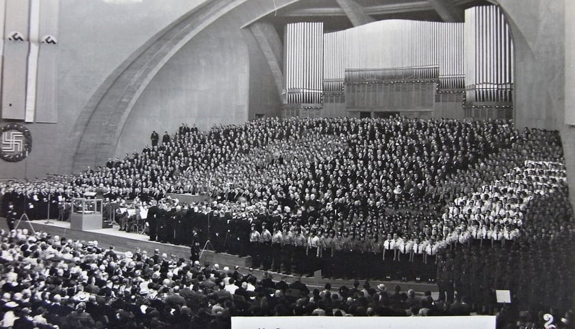 <p>Olbrzymie organy Sauera w Hali Stulecia, widok z 1937 roku (XII Og&oacute;lnoniemiecki Zjazd Śpiewaczy)&nbsp;&nbsp;</p>