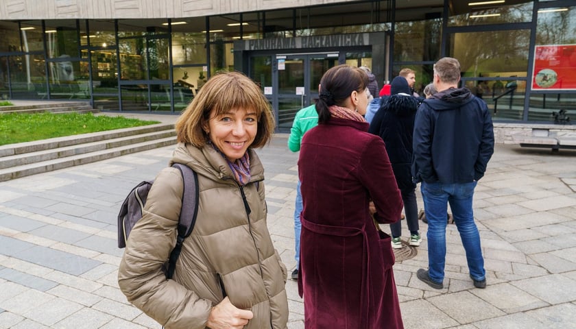 <p>Katerina Kouzmitcheva w kolejce do Panoramy Racławickiej</p>