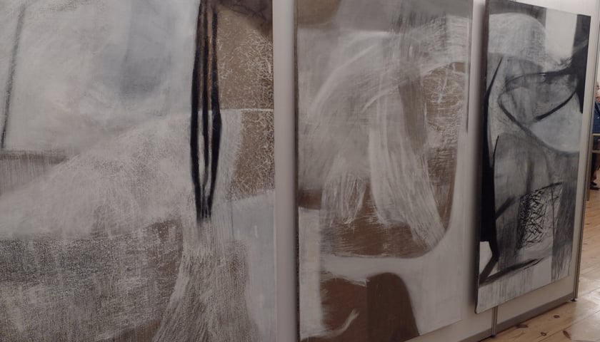 <p>Anna Maria Kramm, Siedem Panien Wodnych, pastel, media, pł&oacute;tno, 1/VII, 5/VII, 7/VII, 110 x 180 cm, 2023</p>