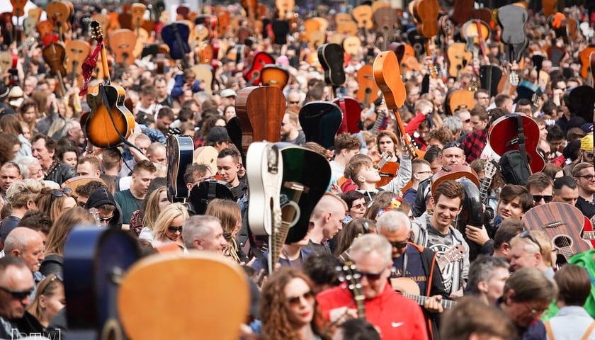 <p>Gitarzyści na wrocławskim rynku 1 maja</p>