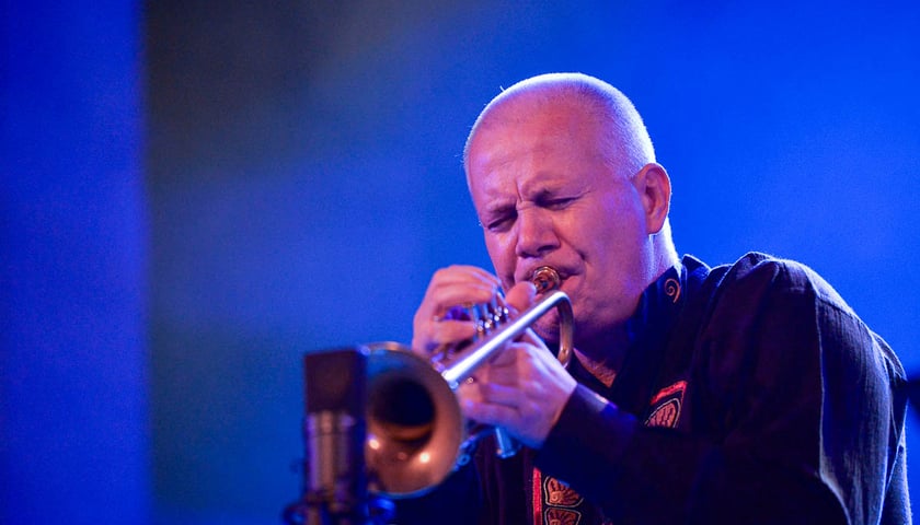 Piotr Wojtasik grający na trąbce