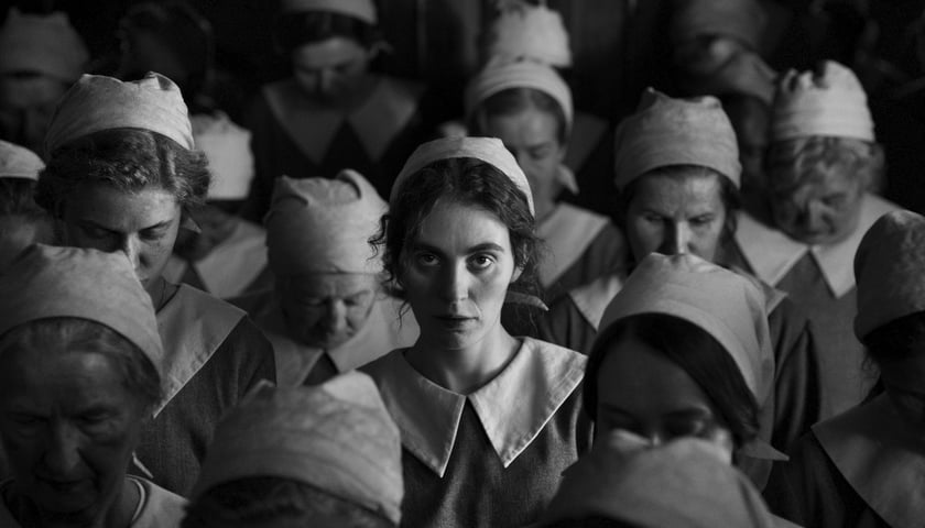 Kadr z filmu "Dziewczyna z igłą" w reżyserii Magnusa von Horna