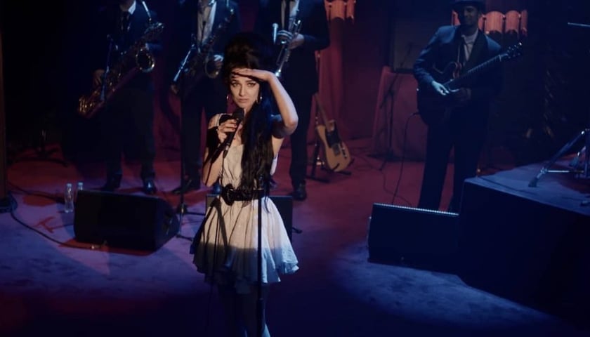 Na zdjęciu Marisa Abela w roli Amy Winehouse w filmie „Back to Black. Historia Amy Winehouse”