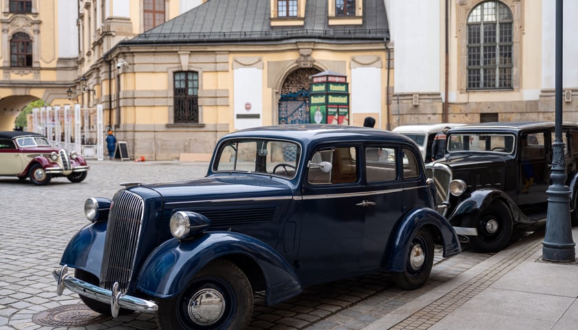 Plan zdjęciowy w okolicach Uniwersytetu Wrocławskiego. - Z uwagi na szczególne tło historyczne serialu (nazistowskie Niemcy lat 30. XX wieku), w przestrzeni miasta powstaną plany scenograficzne, uwzględniające określone znaki i symbole, charakterystyczne dla danego okresu historycznego, których nie należy w żaden sposób interpretować dosłownie – są jedynie dekoracją do filmu - informuje producent 