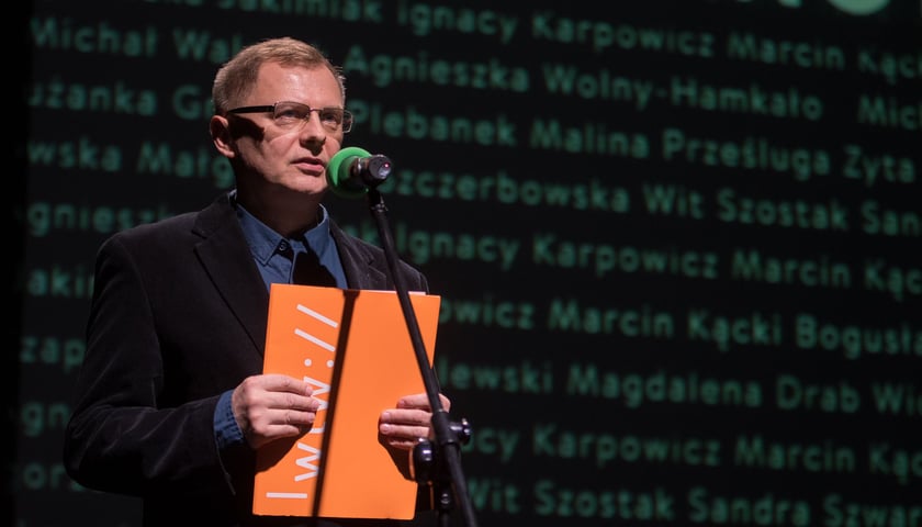 Marek Fiedor, dyrektor WTW, przed mikrofonem