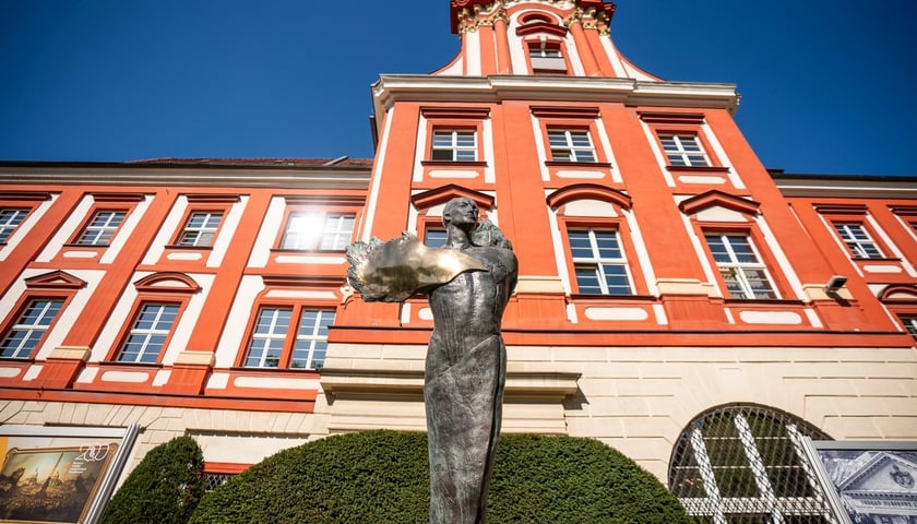 <p>Ogr&oacute;d Ossolineum w pełnej krasie &ndash; pomnik Angelusa Silesiusa</p>