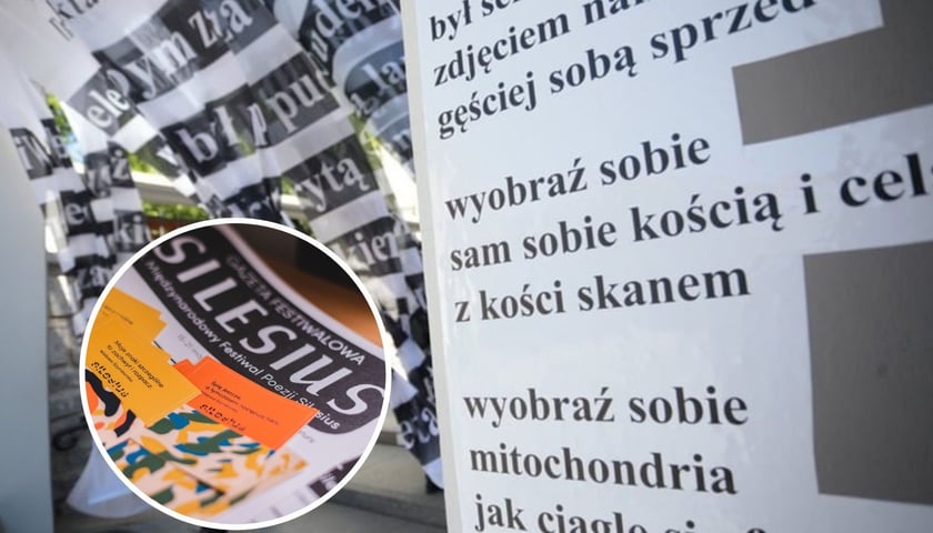 Kolaż dwóch zdjęć – na dużym zasłona z wierszem, która pojawia się przy wejściu do Zaułku Solnego z okazji Festiwalu Silesius, na mniejszym gazeta festiwalowa i zapowiedzi